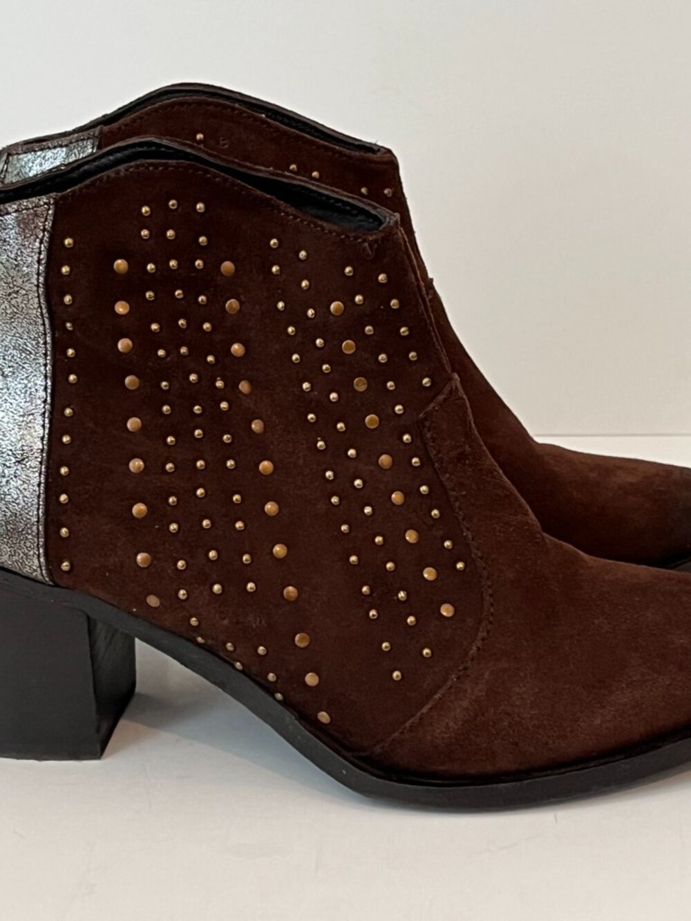 Very Volatile Studded Brown Suede Booties Western Zip Ankle Boots Women's Size 8